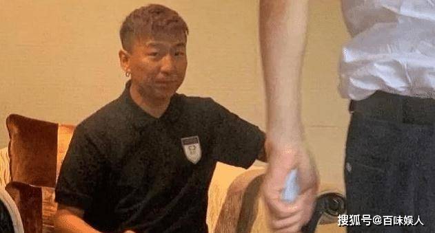 陈羽凡约会小女友露啤酒肚 活成了幸福的路人