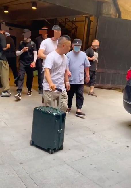 郭德纲爱徒高鹤彩太孝顺！专车接送师傅出行，
