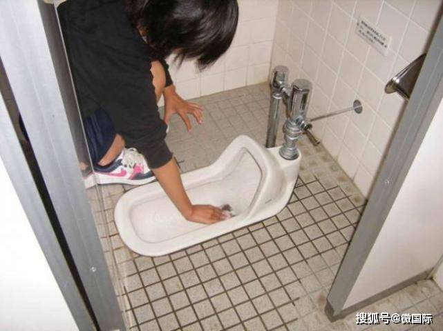 直击日本中学生的日常,女生光手清洗男厕所,网友:值得