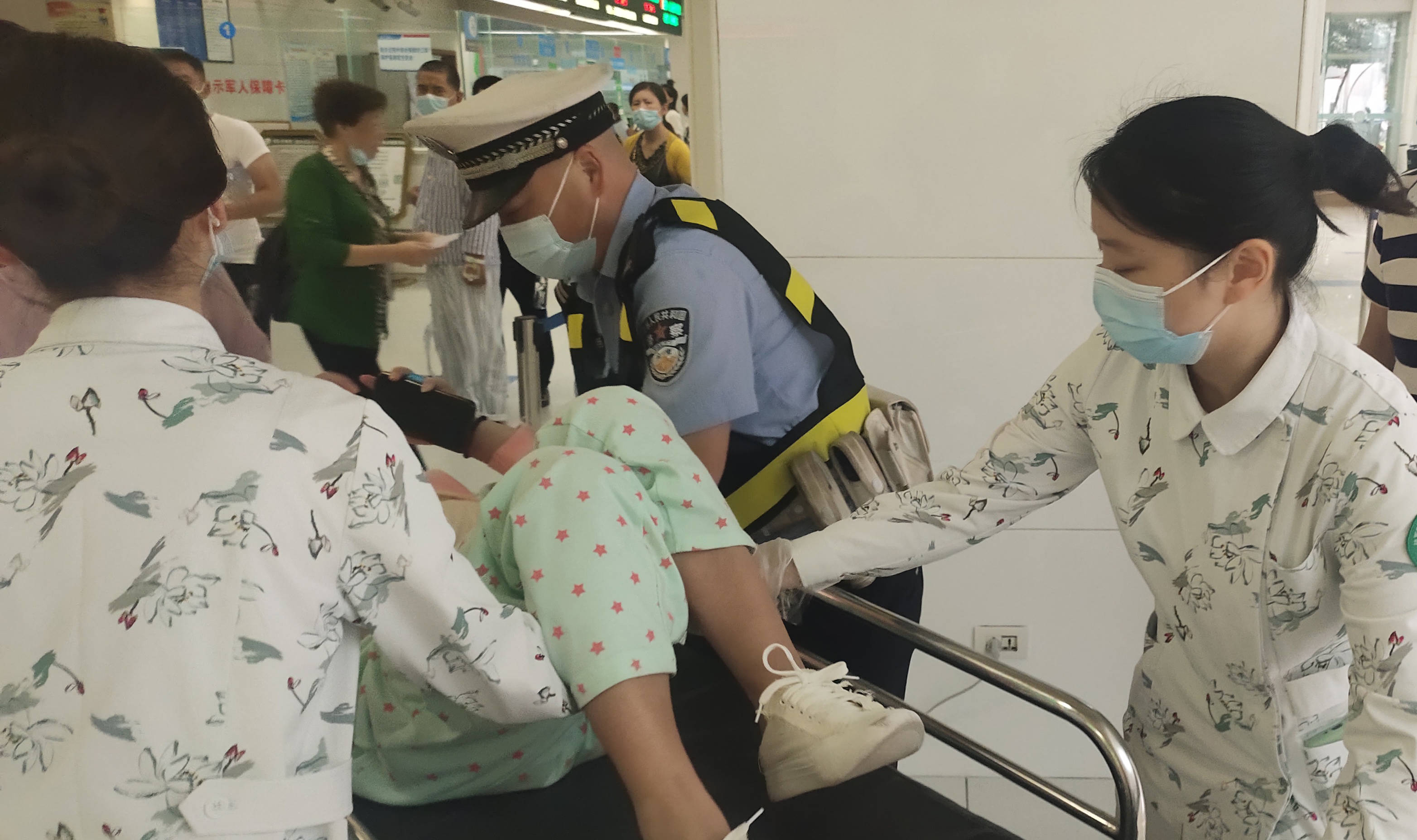 孕妇羊水破裂，民警紧急开道护送就医