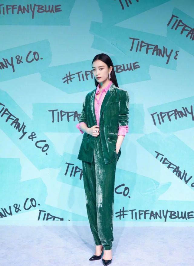 新造型|倪妮新造型亮相发布会，蓝色西装配齐耳短发干练利落，美丽又自信