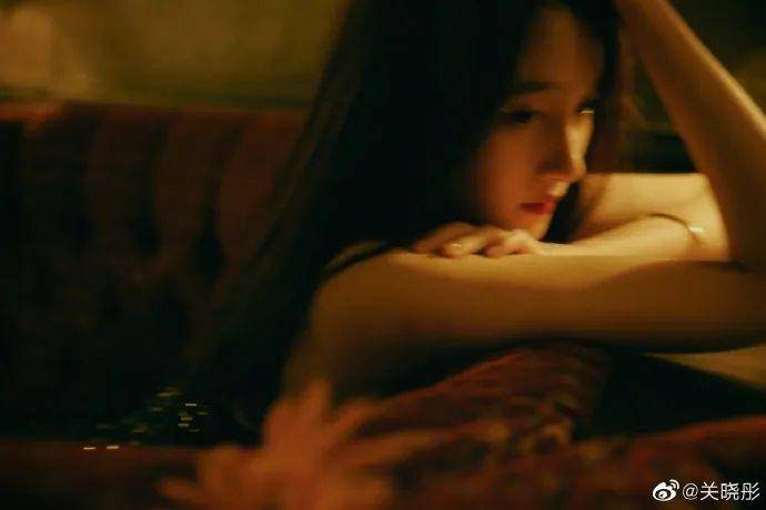 玫瑰|23岁关晓彤穿抹胸裙配黑丝！手拿玫瑰秀长腿性感迷人