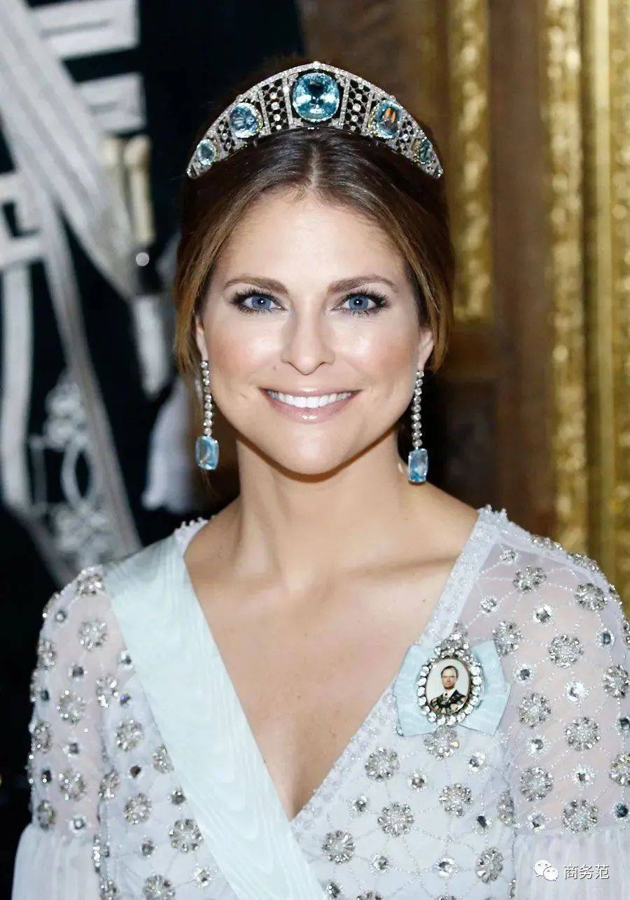 李嘉欣|港姐冠冕最高价值400万，李嘉欣收藏那顶却是玻璃做的？