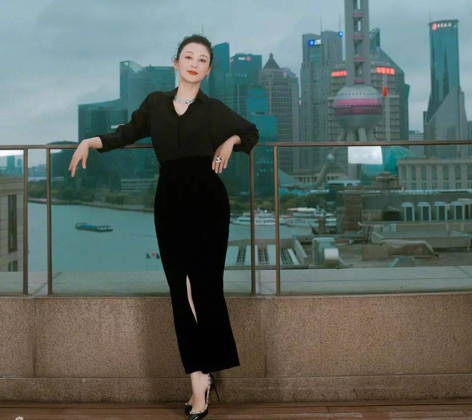 皮衣|51岁陈红穿皮衣撑伞凹造型，皮肤松弛眼神疲惫，大美人气质不再