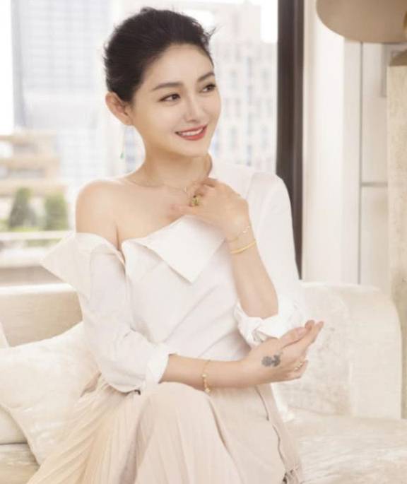 体重|大S当妈后硬凹时髦人设，90斤体重却有水桶腰，真比不上小S