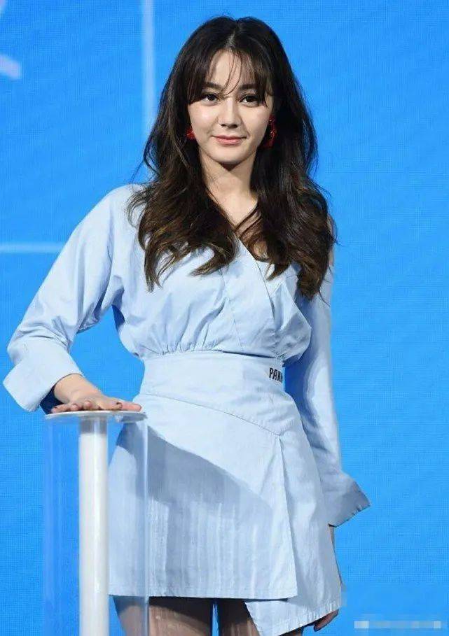 皮衣|51岁陈红穿皮衣撑伞凹造型，皮肤松弛眼神疲惫，大美人气质不再