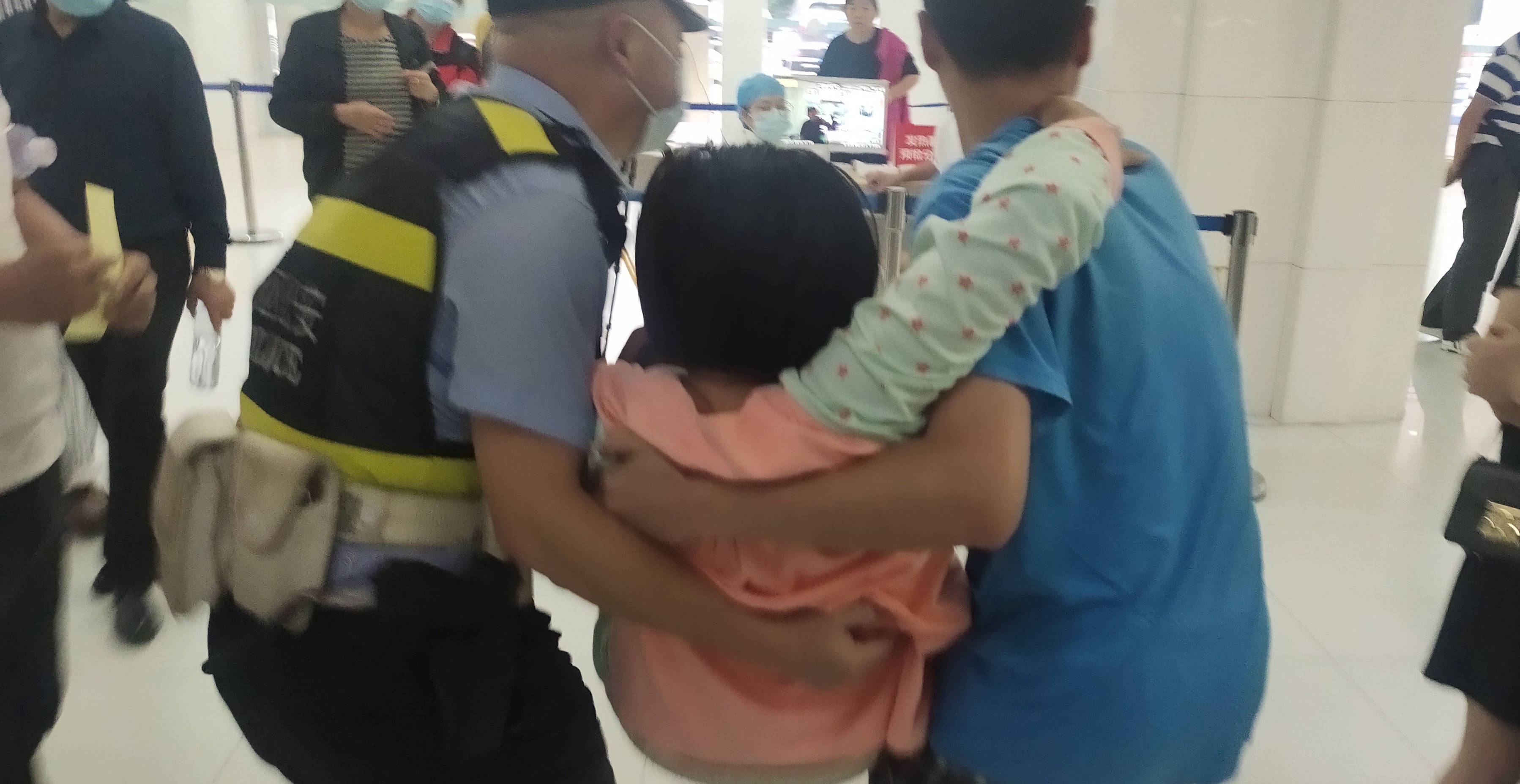 孕妇羊水破裂，民警紧急开道护送就医