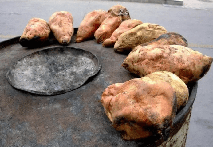 路边卖烤红薯的摊贩，用的是“毒桶”？吃了这些烤红薯，会致癌？