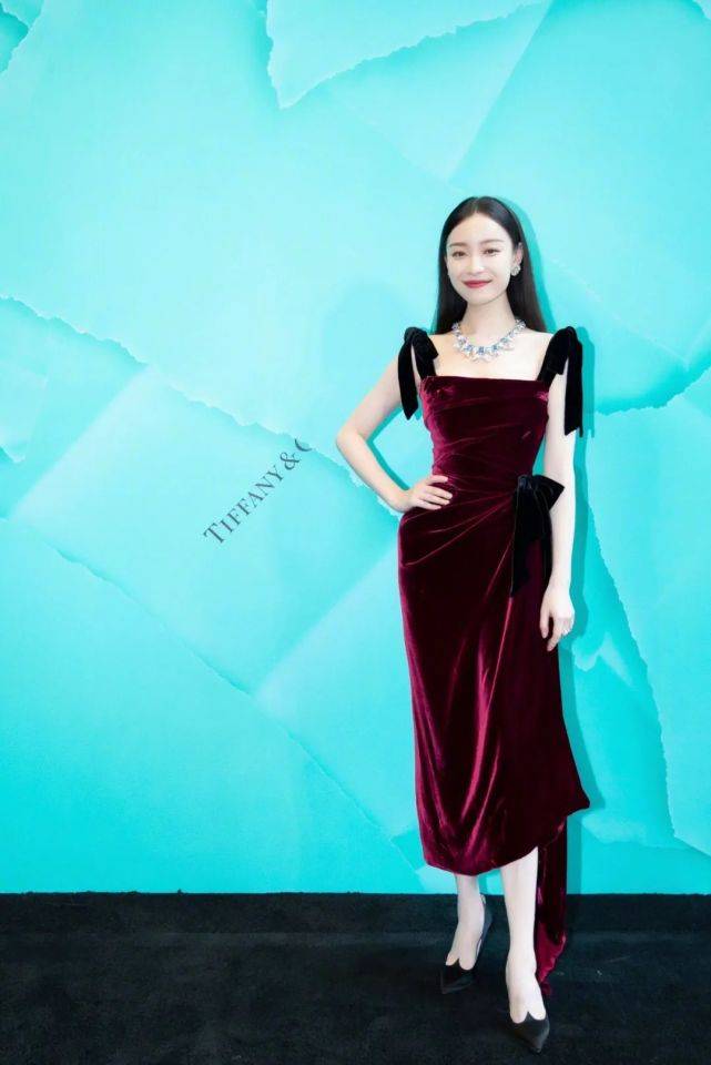 新造型|倪妮新造型亮相发布会，蓝色西装配齐耳短发干练利落，美丽又自信