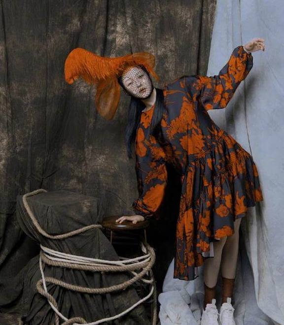 徐熙媛|大S徐熙媛最新登封照曝光！身穿奇装异服挑战诡谲另类的怪美一面