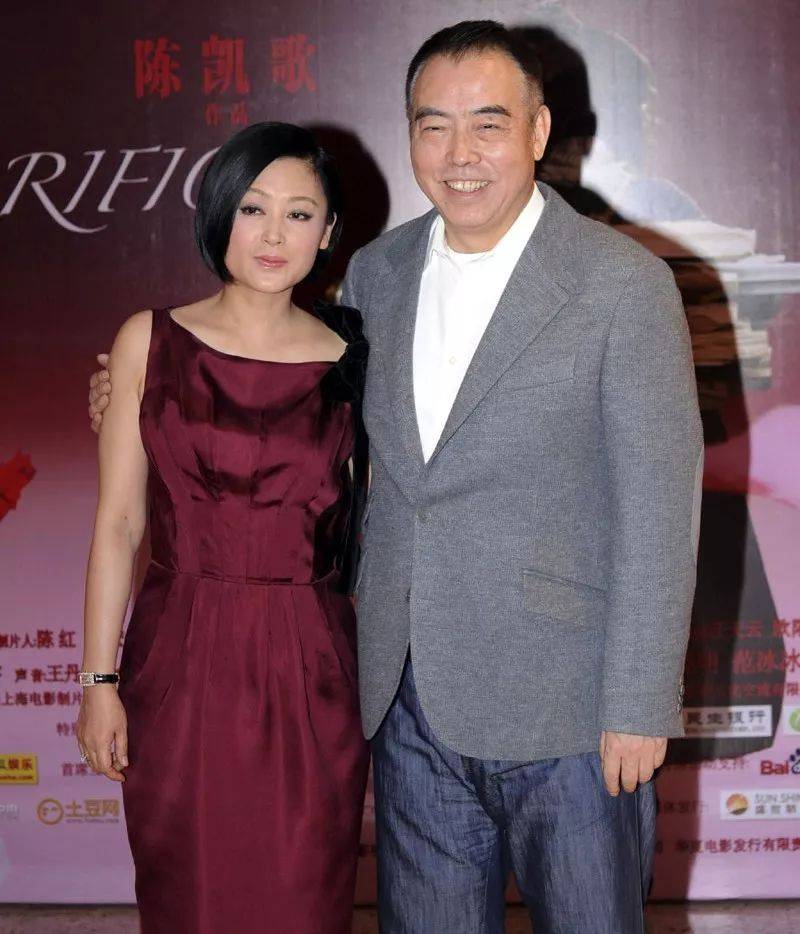 皮衣|51岁陈红穿皮衣撑伞凹造型，皮肤松弛眼神疲惫，大美人气质不再