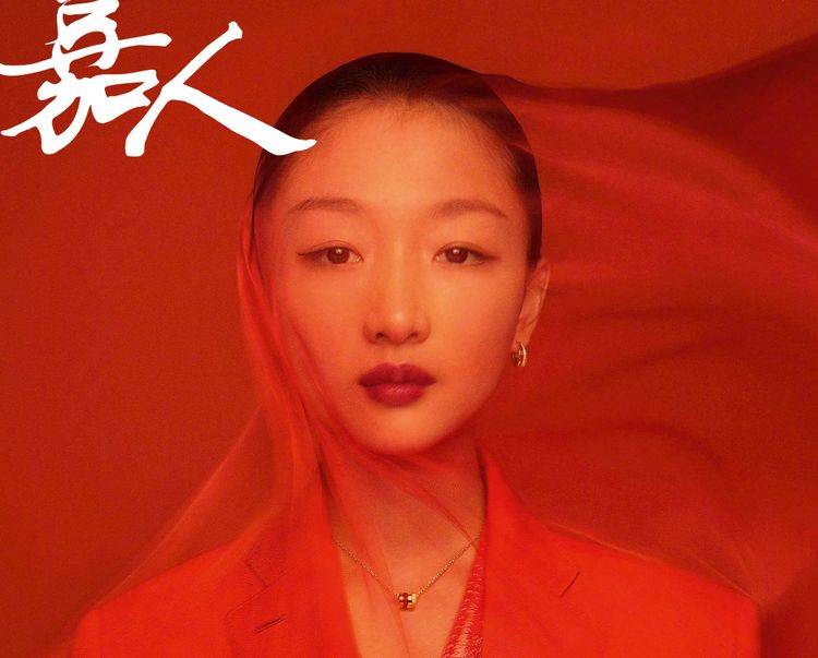 表现力|周冬雨晒封面大片，高级脸表现力十足，这颜值是我心动的模样了