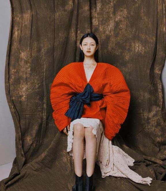 徐熙媛|大S徐熙媛最新登封照曝光！身穿奇装异服挑战诡谲另类的怪美一面