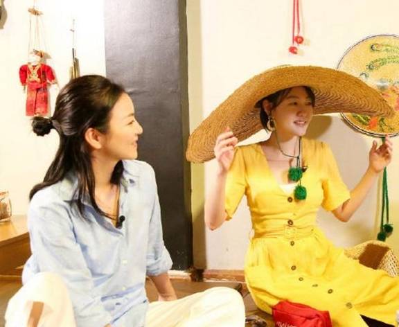 草莓|大S带火了草莓包，小S带火了黄色连衣裙，少女心满满，很有活力