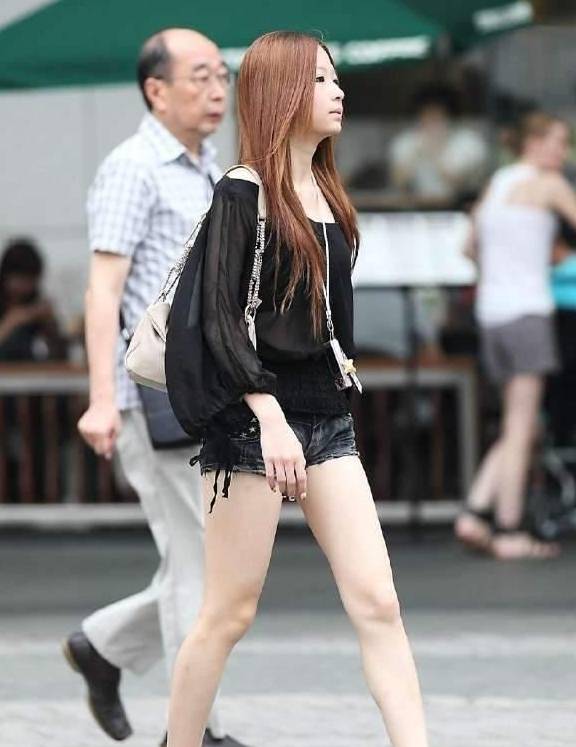 时尚|大步流星向前走的热裤美腿妹子，身材迷人回头率很高！