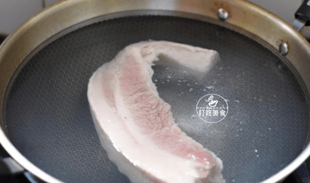 把肉切成小块怎么做 4145f21bf4ba4d1fad9817bda414c568.png
