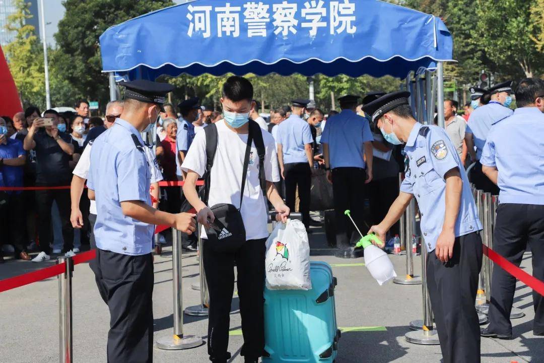 原创河南警察学院1400名新生报到 公安专业学生近八成超一本线