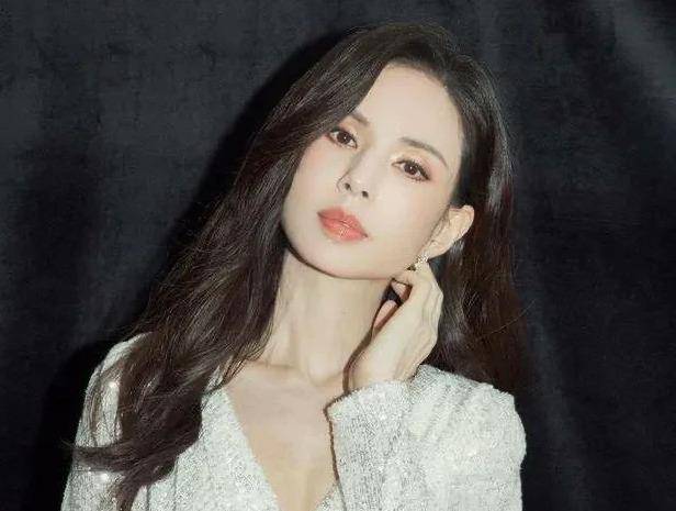 亮片|李若彤晒腹肌时的身材都没有她穿上这条亮片裙时带给我的震撼大!