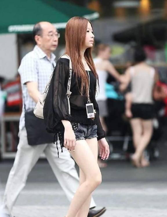 时尚|大步流星向前走的热裤美腿妹子，身材迷人回头率很高！