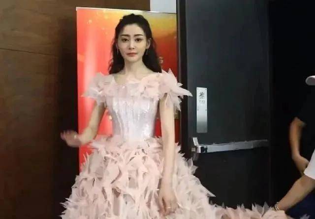 fa|央视镜头太可怕了,张天爱鼻子顶破天,被李沁吊打…