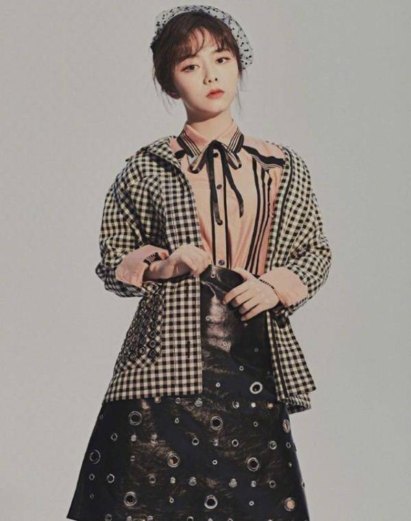 友人|谭松韵真是坚强女孩,穿一身黑与友人现身,穿黑衣很低调