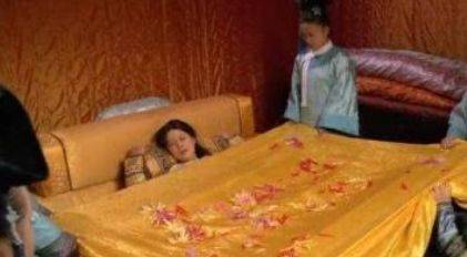 被子|为什么被子上要洒菊花？原因华妃一辈子都不知道甄嬛生双生子时