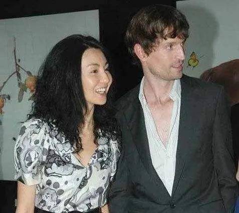 观点评论|原创昔日影后张曼玉，梁朝伟的“白月光”：9段情史后让她看破红尘？