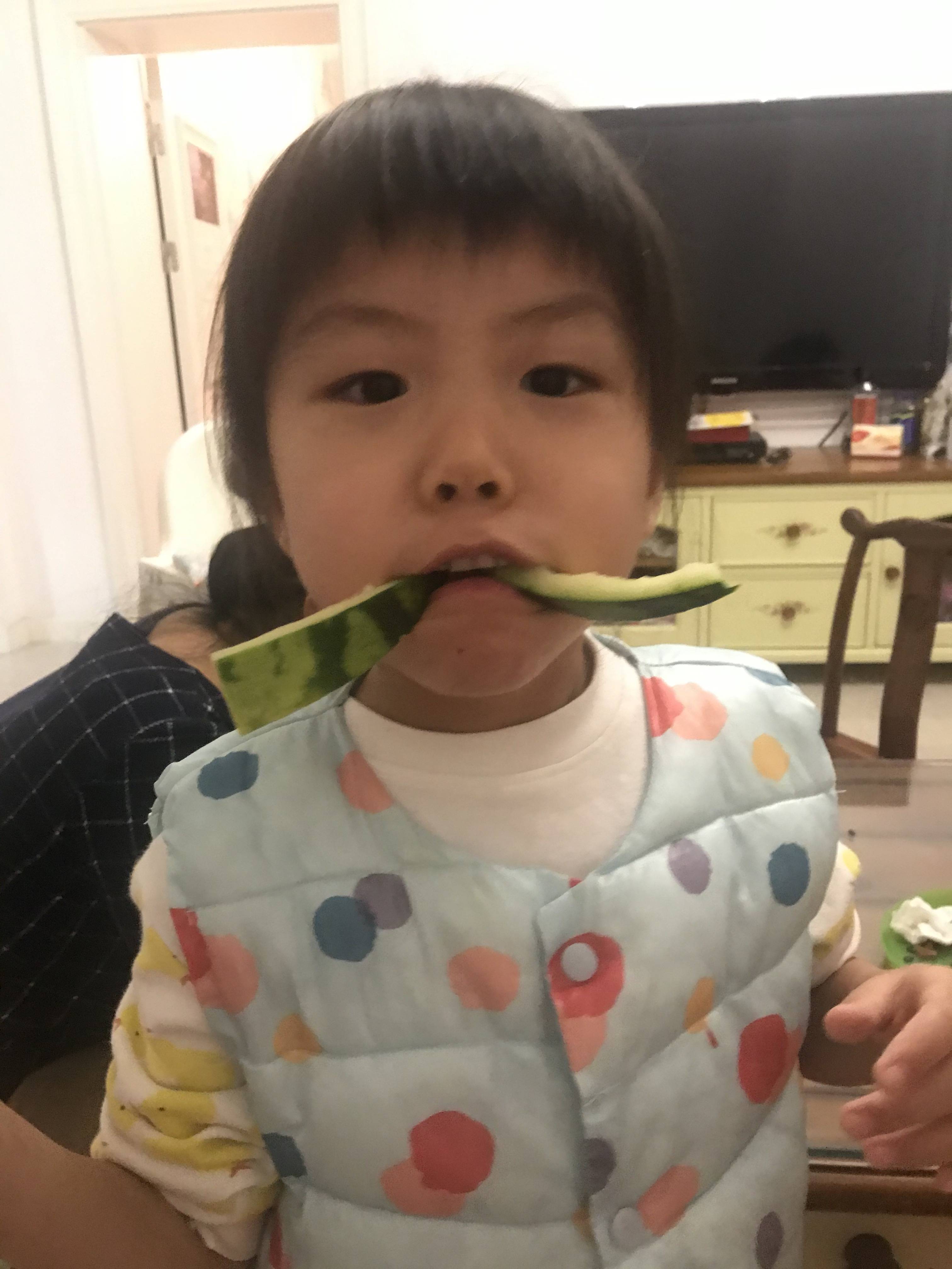 异物|这样做很危险!宝宝噎住了