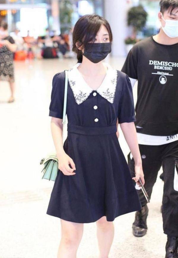 友人|谭松韵真是坚强女孩,穿一身黑与友人现身,穿黑衣很低调