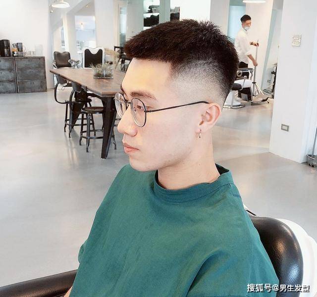 头发|男生还是留“两边铲”发型最帅气，头发短而清爽，看着就想剪