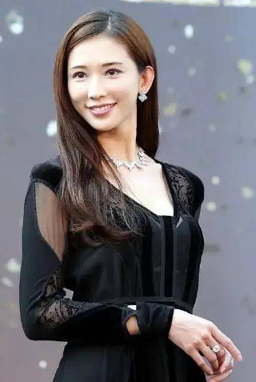 和林|昆凌和林志玲同框，被吐槽品味堪忧气质差，看着比志玲姐姐还年长