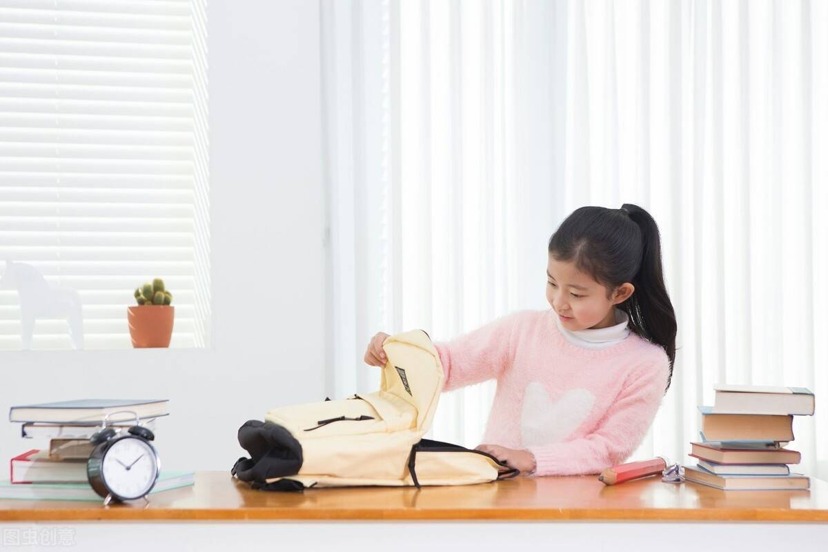 孩子|乐歌智能电动升降儿童学习桌评测：用心呵护孩子成长的每一步