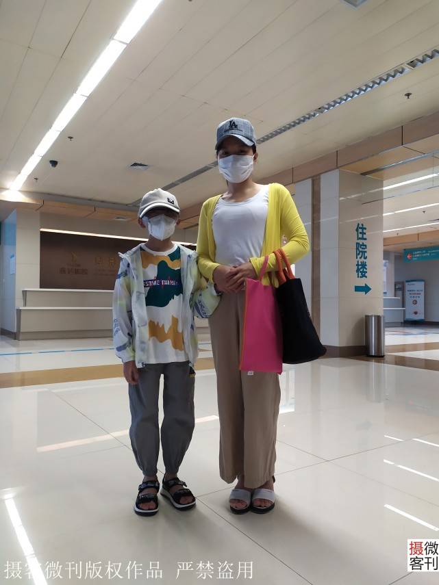 移植|母亲假装镇定不陪护，只为省下3000元10岁男童独自进仓移植