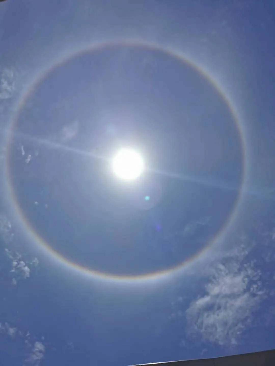 异象|突发!新加坡天降异象,绝美日晕刷屏了~(多图+视频)