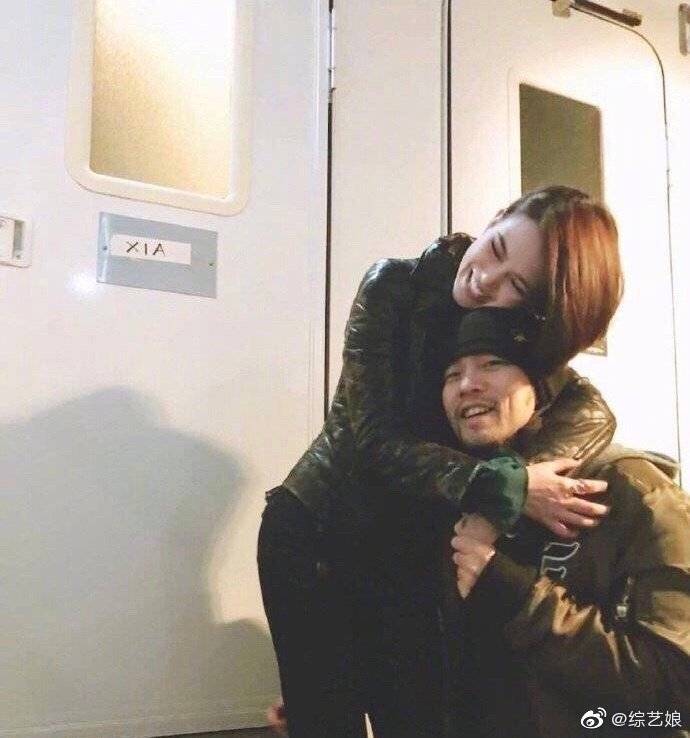 和林|昆凌和林志玲同框，被吐槽品味堪忧气质差，看着比志玲姐姐还年长