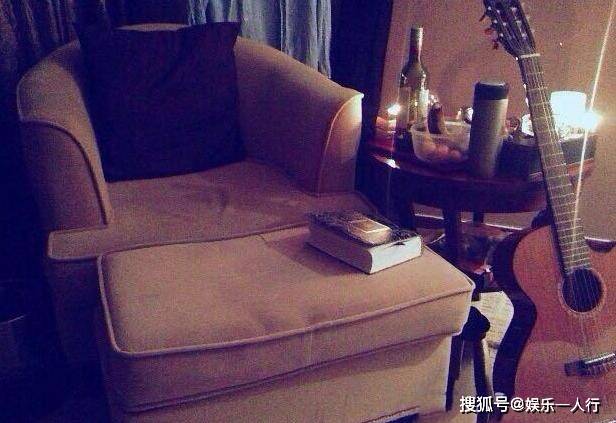 书法|带你参观黄轩的豪宅，在家会弹吉他练书法，生活太书香气息了