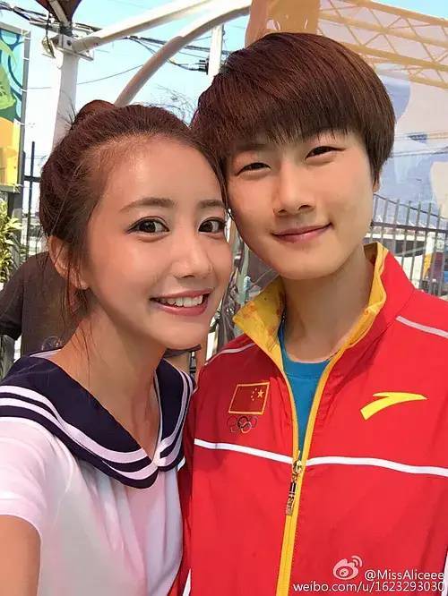 翻版|央视第一甜妹诞生!翻版奶茶,全网舔屏,却早就离婚了?