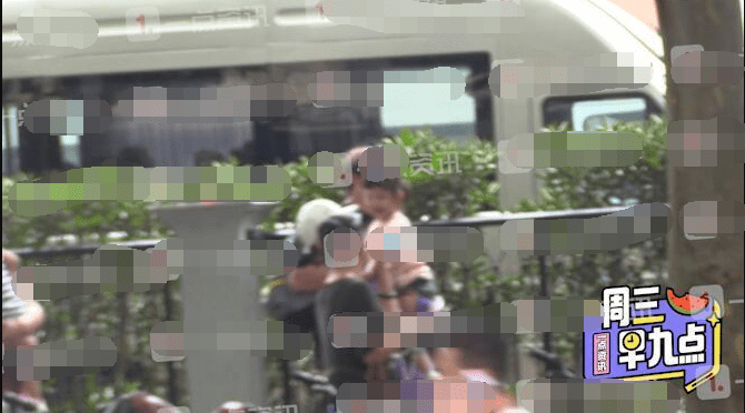 万茜老公罕曝光!夫妻接女儿放学投喂老公好甜蜜