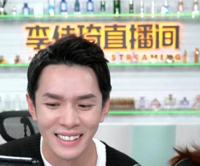 原创李佳琦这是做了烤瓷牙?门牙变大好喜感,又白又亮眼