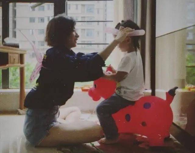 女儿|原创万茜老公曝光，从摄影师变妻子的背后支撑，一起接女儿放学甜到齁