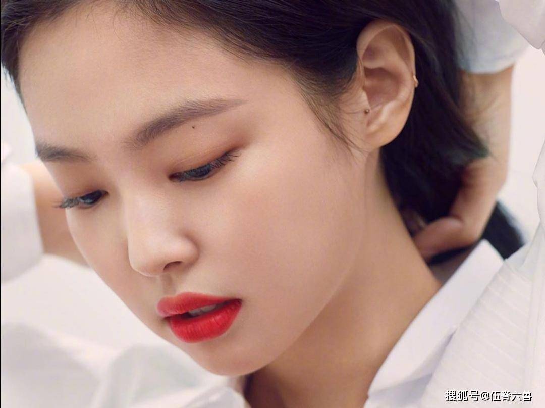 撞完衫又撞脸？Jennie最新单人海报释出，被指与