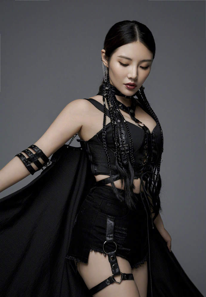 妖姬|30岁徐冬冬胖了，“黑色妖姬”大片曝光，小腹隆起明显还有副乳