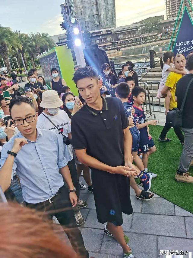 退役后罕见公开露面，宁泽涛生图显憔悴，网友