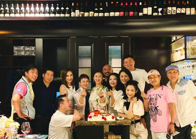 名表|翁虹52岁生日老公送浪漫，名表、手镯显奢华，戴仨戒指不麻烦？