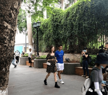 姐妹|金晨居然和张继科在一起了？？路人视角下她的真实腿型原来这么可怕……