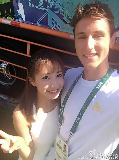 翻版|央视第一甜妹诞生!翻版奶茶,全网舔屏,却早就离婚了?