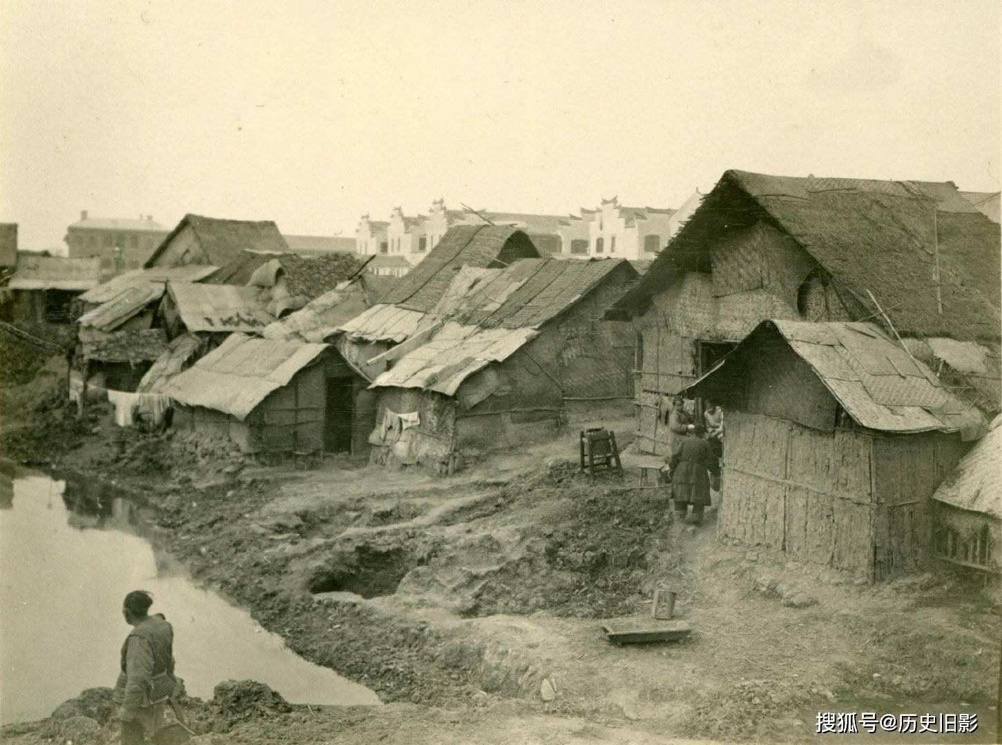 1909年汉口老照片,汉口郊外农村景象与贫民的房屋