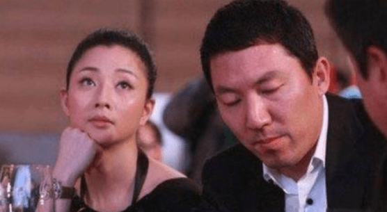 40岁殷桃罕现身!被男友当街踢屁股表情娇嗔