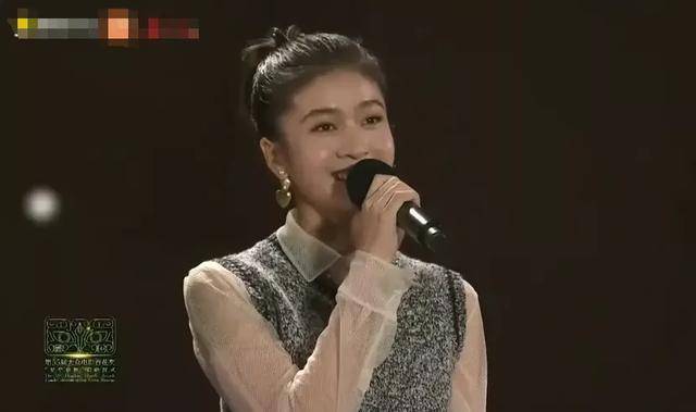 姚晨|众星出席百花奖开幕式:姚晨长裙抢镜,徐帆气质出众,彭昱畅瘦了