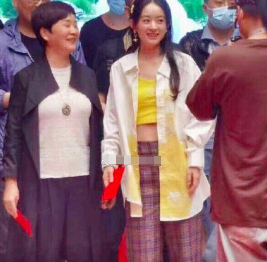 赵丽颖节省过头,与董子健合作悬疑剧自带衣服,进新剧组仍穿旧裤